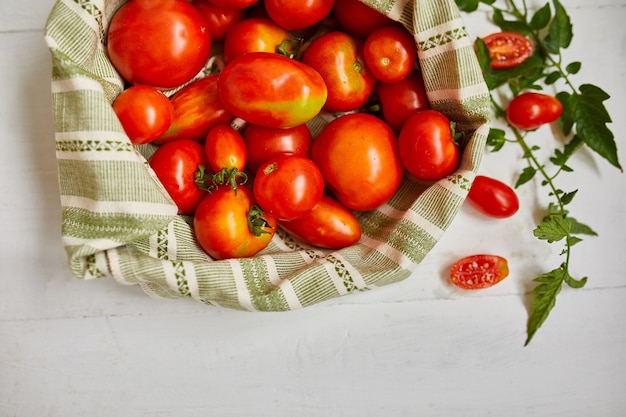 Entrega no mercado de tomates vermelhos em saco têxtil ecológico, desperdício zero