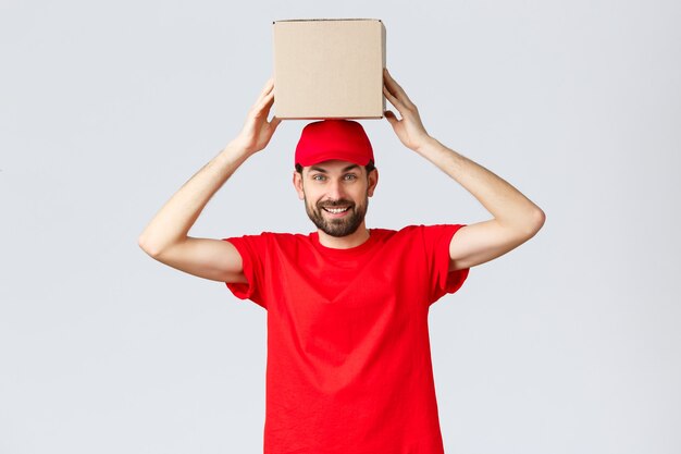 Entrega de pedidos compras en línea y concepto de envío de paquetes divertido y lindo mensajero barbudo en rojo un ...