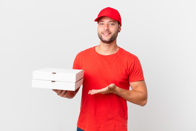 Entrega de pizza al hombre sonriendo alegremente, sintiéndose feliz y mostrando un concepto