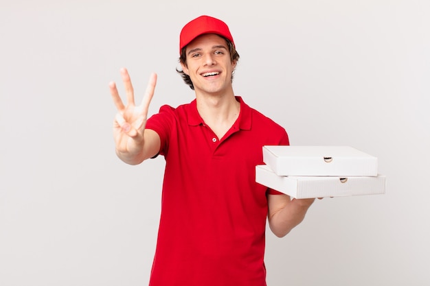 Entrega de pizza a hombre sonriendo y mirando amigable, mostrando el número tres