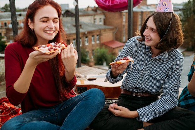 Foto entrega de pizza italiana. preferencias alimentarias de los jóvenes. fiesta con comida sabrosa y deliciosa. estilo de vida adolescente