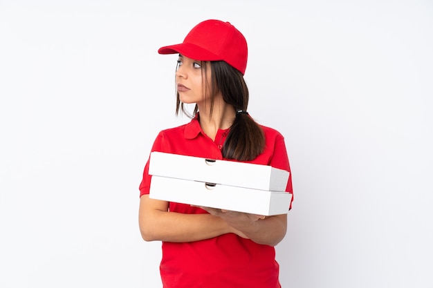 Entrega de pizza joven mujer joven aislada