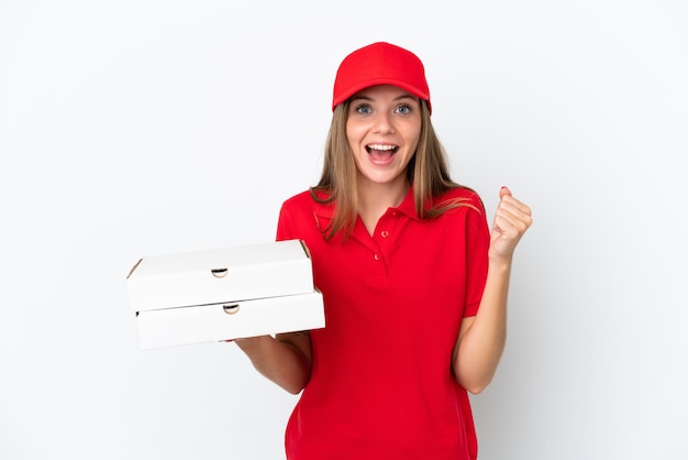 Entrega de pizza Mujer lituana aislada de fondo blanco celebrando una victoria en posición ganadora