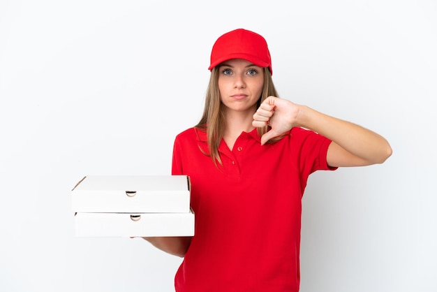 Foto entrega de pizza mujer lituana aislada sobre fondo blanco mostrando el pulgar hacia abajo con expresión negativa