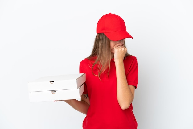 Entrega de pizza mujer lituana aislado sobre fondo blanco con dudas