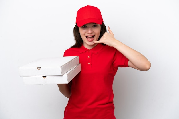 Entrega de pizza rusa joven recogiendo cajas de pizza aisladas en fondo blanco haciendo gesto de teléfono Llámame de nuevo firmar