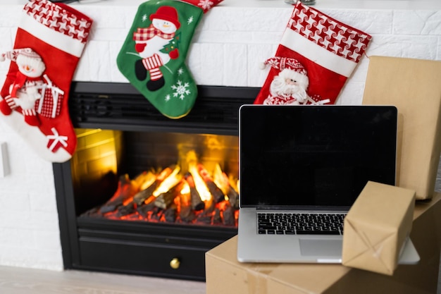 Foto entrega de regalos de navidad. cajas de entrega cerca de la chimenea antes de navidad