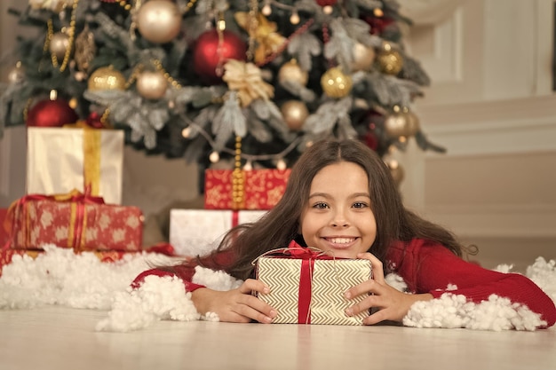 Entrega regalos de navidad Niña linda con regalo de navidad feliz año nuevo niña feliz celebrar vacaciones de invierno tiempo de navidad Pequeña magia navideña Capturar un momento feliz