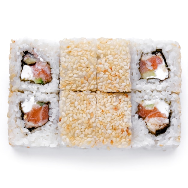 Entrega de restaurante de comida japonesa, sushi, juego de rollos. Sushi unagi, tempura rolls california con salmón, camarones, atún, caviar y queso aislado en fondo blanco.