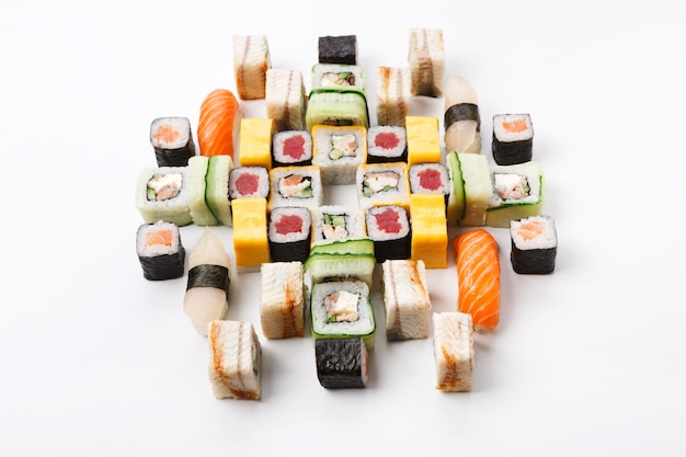 Entrega de restaurante de comida japonesa - sushi maki, unagi, atún y california roll set de plato de fiesta grande aislado sobre fondo blanco, vista superior