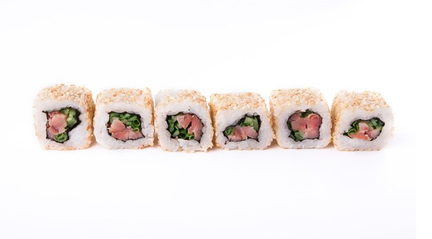 Entrega de restaurante japonés de sushi. Conjunto de rollos de atún y pepino aislado en blanco, primer plano. Comida sana