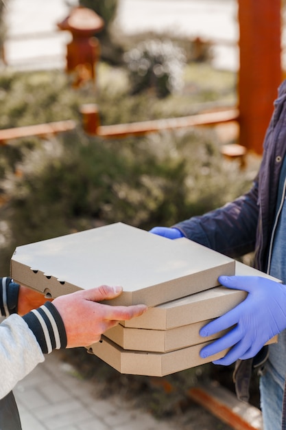 Entrega segura de pizza em período de quarentena