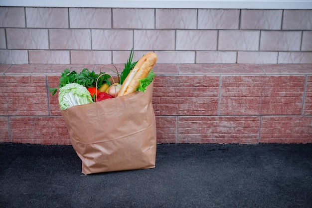 Entrega sem contato de alimentos em sacola de papel na porta de casa para autoisolamento banner recuperação de coronavírus Entrada do apartamento com caixa entregue. Medidas de prevenção de epidemias de controle de coronavírus.