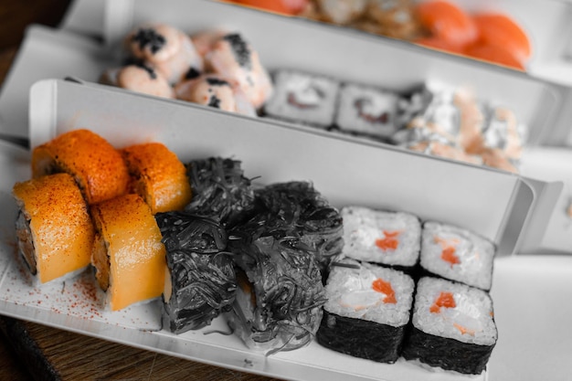 Entrega de sushi diferentes Variedades de sushi para el almuerzo o la cena.