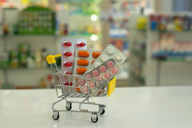 Entrega de tabletas medicinales de la farmacia en un carrito.