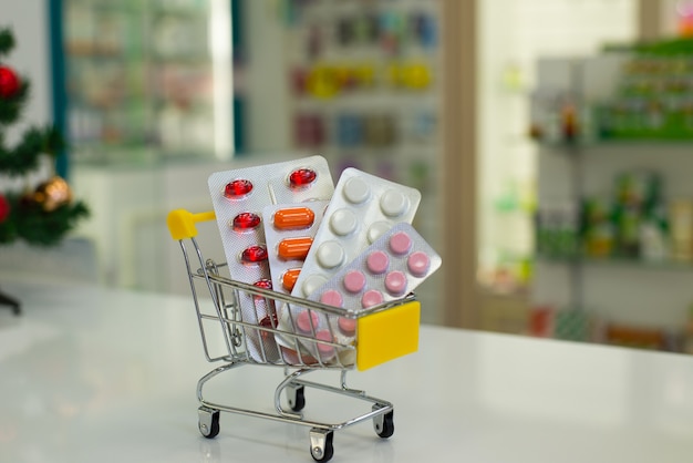 Entrega de tabletas medicinales de la farmacia en un carrito.