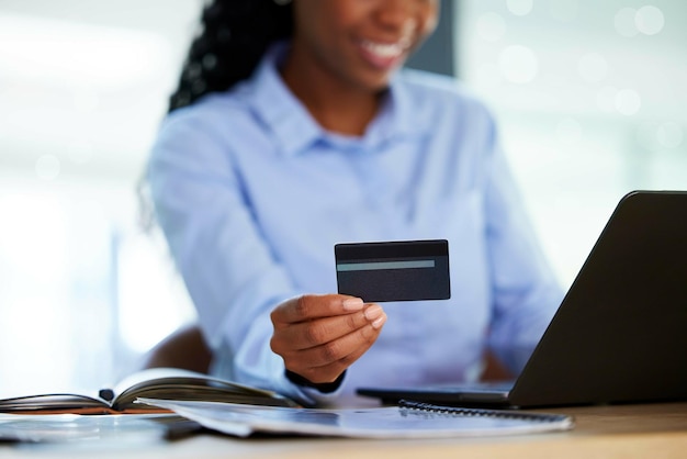 Entrega la tarjeta de crédito o la computadora portátil para la banca de inversión de pago en línea o el seguro de la empresa en la aplicación de negocios fintech Zoom mujer negra o trabajador financiero en tecnología en orden de débito o presupuesto financiero