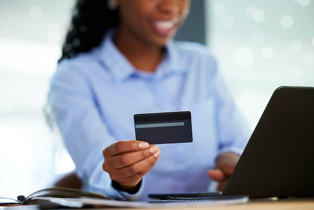 Entrega la tarjeta de crédito o la computadora portátil para la gestión de inversiones bancarias en línea o el seguro de la empresa en la aplicación de negocios fintech Zoom mujer negra o trabajador financiero en tecnología para órdenes de débito o presupuesto de auditoría