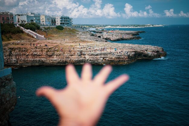 Foto entrega uma vista para a praia e a cidade em polignano a mare itália