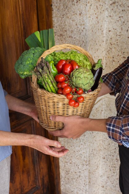 Entrega de verduras agricultor de productos orgánicos de alimentos locales