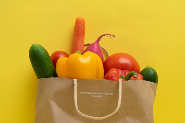 Entrega de verduras. Paquete con verduras