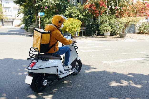 Entregador a andar de moto.