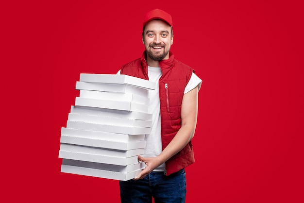 Entregador alegre com caixas de pizza