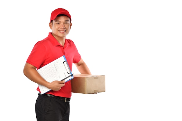 Entregador asiático de uniforme vermelho com caixa de papelão de pacote isolada no fundo branco