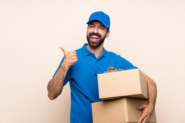 Entregador com barba sobre isolado com polegares para cima gesto e sorrindo