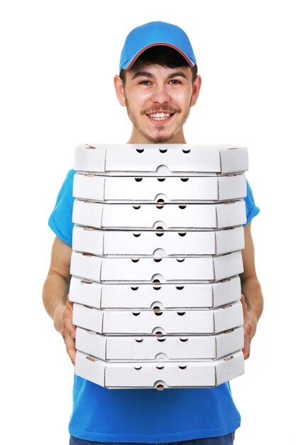 Entregador com caixa de pizza de papelão isolada no branco