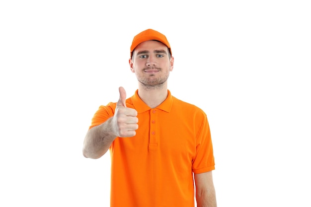 Entregador de boné e camiseta isolado no fundo branco