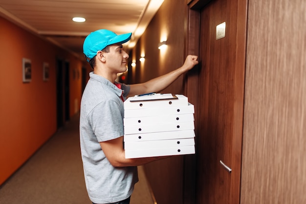 Entregador de pizza batendo na porta do cliente