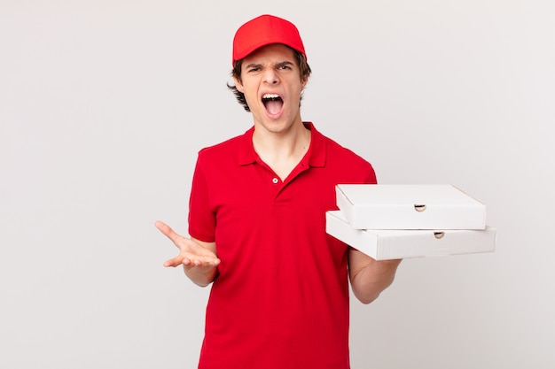 Entregador de pizza com cara de zangado, irritado e frustrado