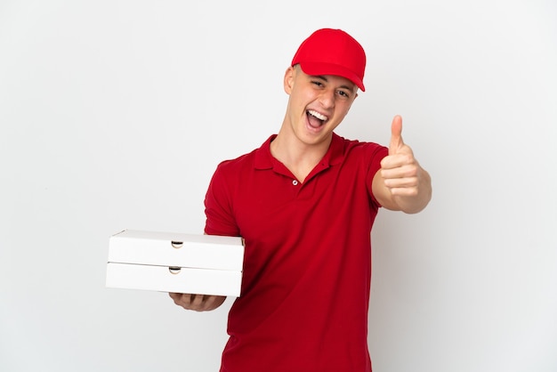 Entregador de pizza com uniforme de trabalho pegando caixas de pizza isoladas no fundo branco com o polegar levantado porque algo bom aconteceu