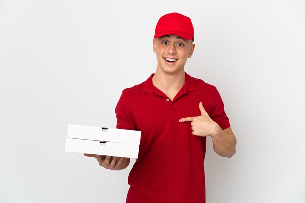 Entregador de pizza com uniforme de trabalho pegando caixas de pizza isoladas