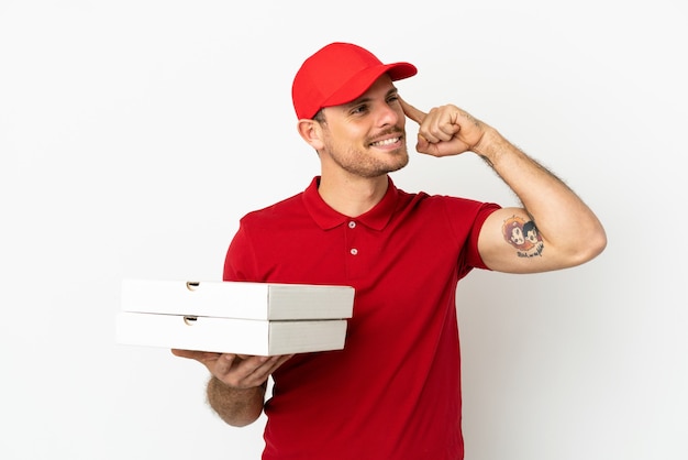 Entregador de pizza com uniforme de trabalho pegando caixas de pizza