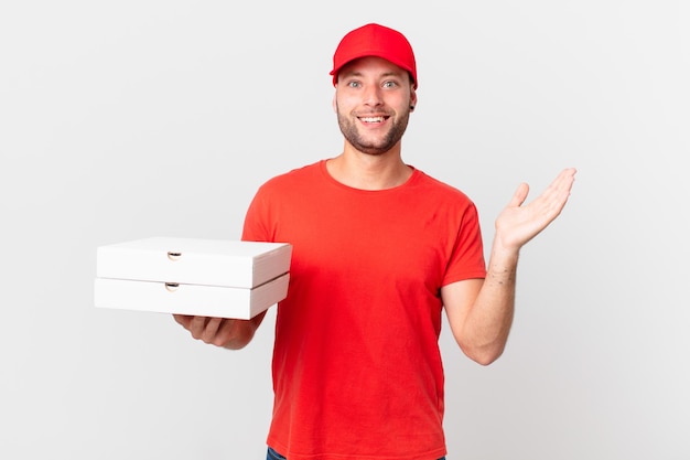 Entregador de pizza feliz e surpreso ao descobrir uma solução ou ideia