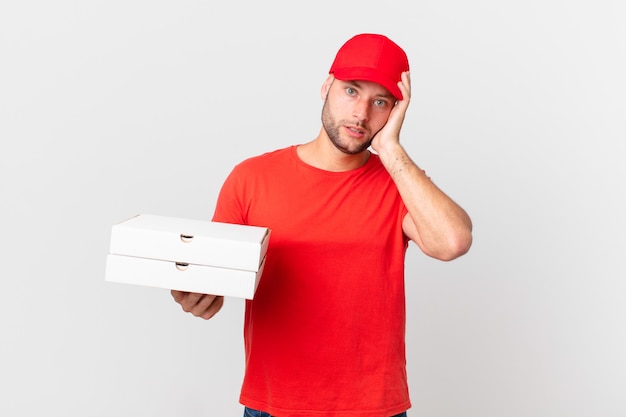 Entregador de pizza sentindo-se entediado, frustrado e com sono após um dia cansativo