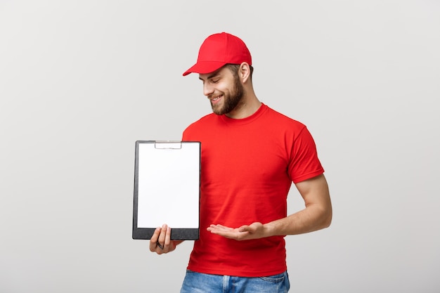 Entregador de uniforme vermelho, segurando o papel em branco vazio branco isolado no branco