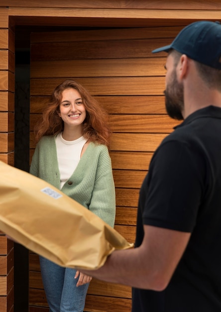 Foto entregador entregando um pacote