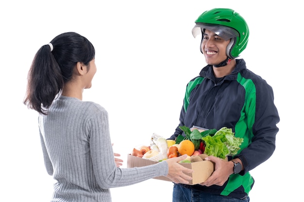 Entregador entregar pedido de comida ao cliente isolado sobre fundo branco