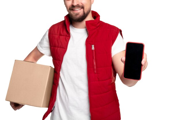 Entregador feliz com pacote mostrando smartphone