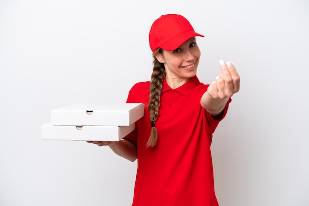 Entregadora de pizza com uniforme de trabalho pegando caixas de pizza isoladas no fundo branco, fazendo gesto de dinheiro