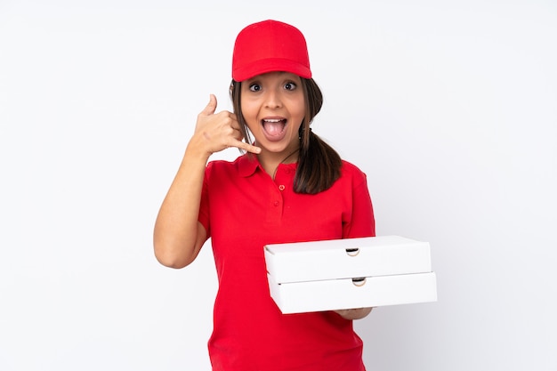 Entregadora de pizza jovem sobre branco fazendo gesto de telefone. ligue para mim de volta