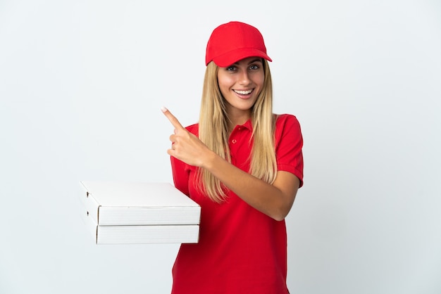 Entregadora de pizza segurando uma pizza em branco apontando para o lado para apresentar um produto