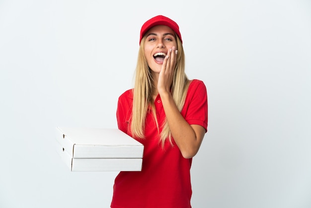 Entregadora de pizza segurando uma pizza isolada na parede branca e gritando com a boca aberta