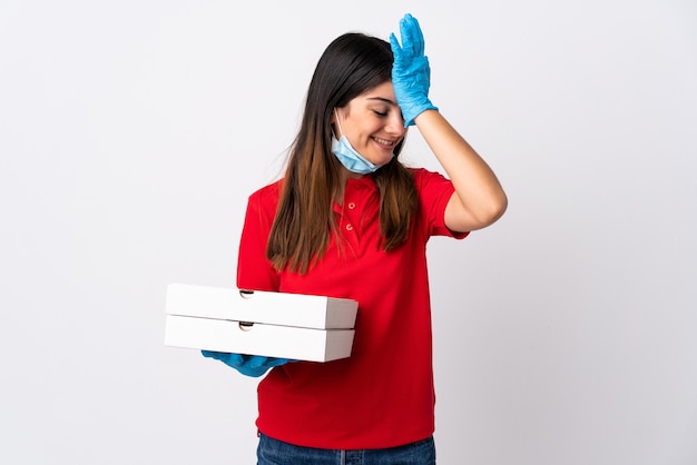 Entregadora de pizza segurando uma pizza isolada no branco percebeu algo e pretende a solução