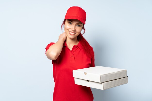 Entregadora de pizza, segurando uma pizza sobre fundo isolado rindo