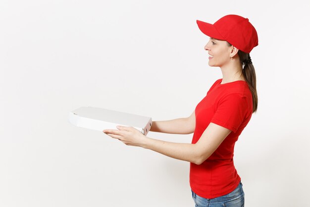 Entregadora de uniforme vermelho, isolado no fundo branco. Linda mulher de boné, camiseta, jeans, trabalhando como mensageiro ou revendedor, segurando pizza italiana em uma caixa plana de papelão. Copie o espaço para anúncio.