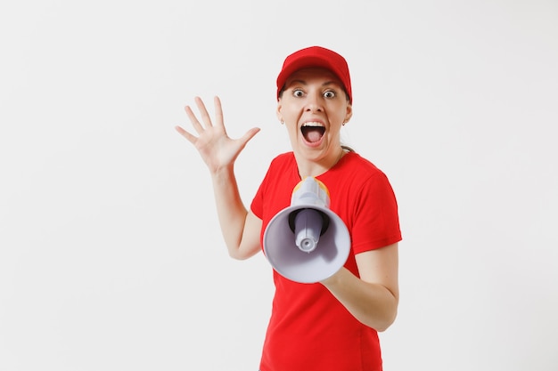 Foto entregadora de uniforme vermelho, isolado no fundo branco. mulher de boné, t-shirt trabalhando como correio gritando no megafone notícias quentes. garota divertida anuncia venda de descontos. copie o espaço para anúncio.